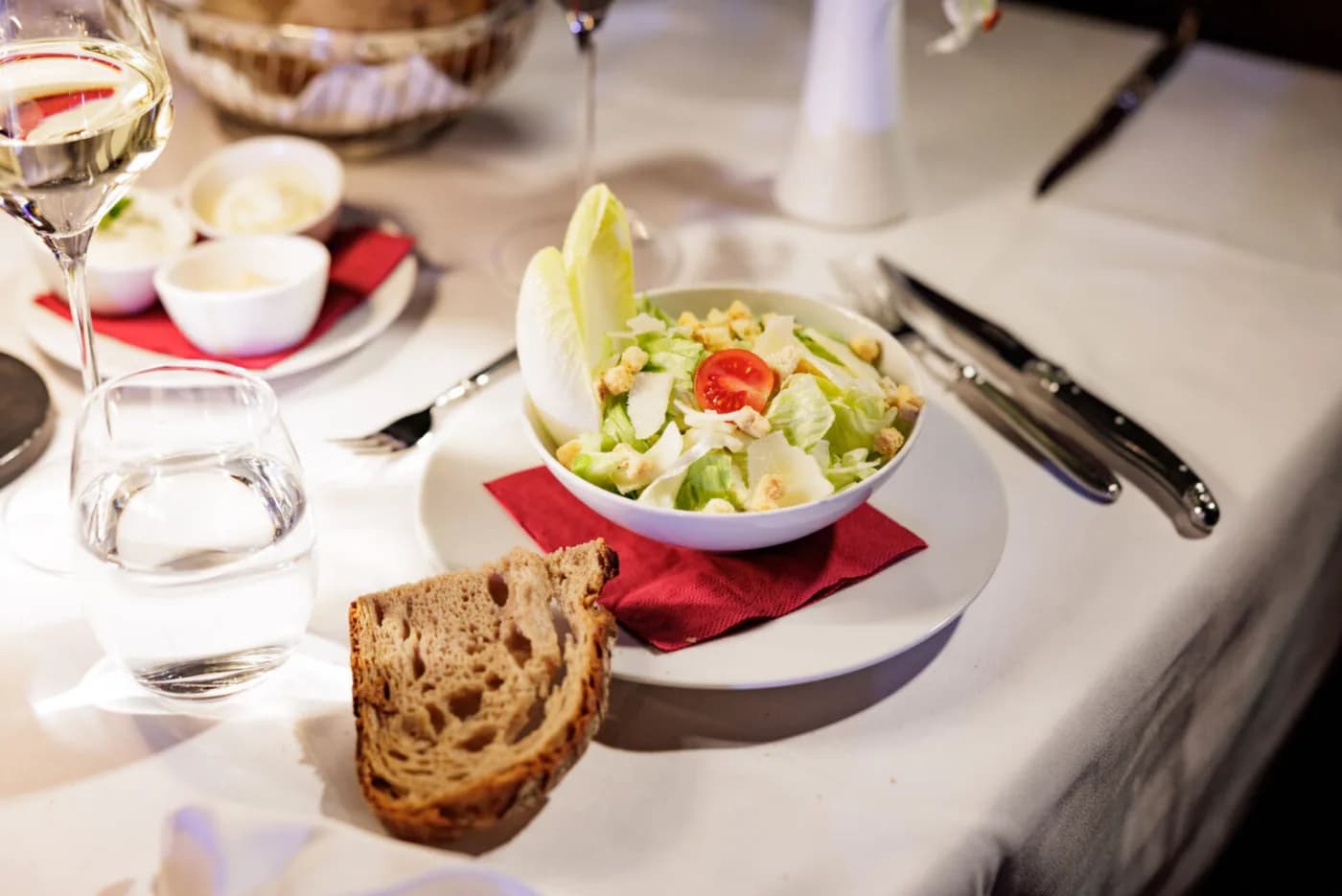 Vegetarisches Menü – Caesar Salat mit goldbraun gerösteten Brioche-Croûtons