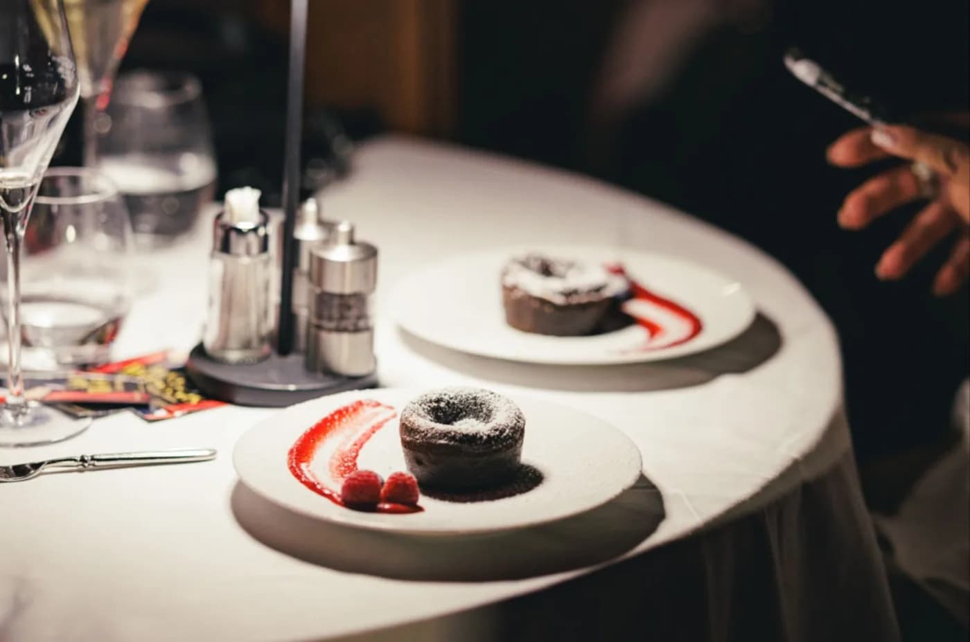 Klassisches Menü – Warmer Schokofondant mit flüssigem Kern und frische Beeren