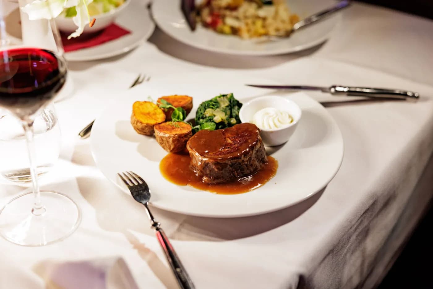 Klassisches Menü – Lady’s Cut Filet Steak mit Baby Kartoffeln und Spinat