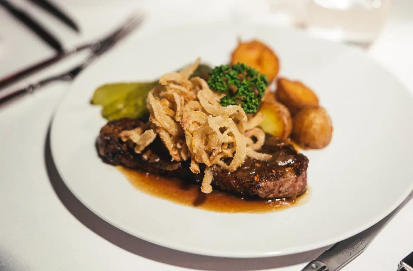 Klassisches Menü – Altwiener Zwiebelrostbraten mit Braterdäpfel, Gurkerl und Röstzwiebel