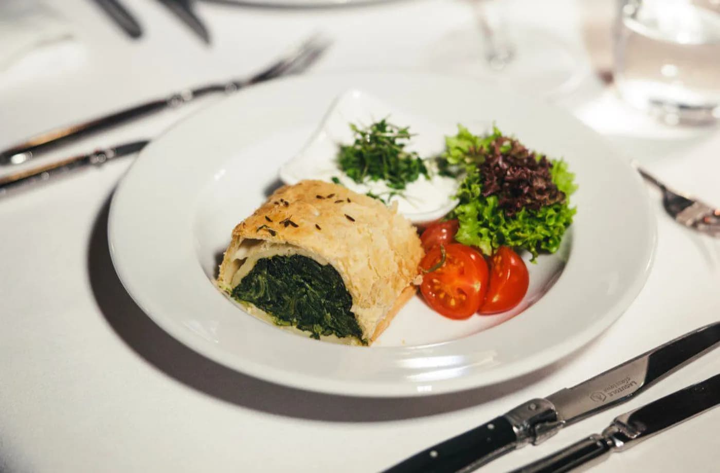 Vegetarisches Menü – Hausgemachter Spinatstrudel mit Sauerrahm