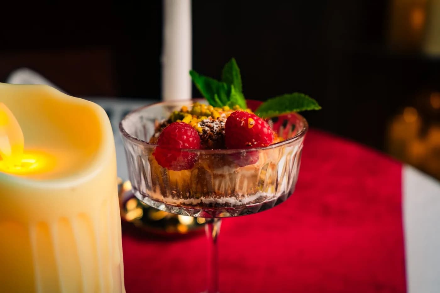 Klassisches Menü – Eispistazienknödel mit frischen Beeren