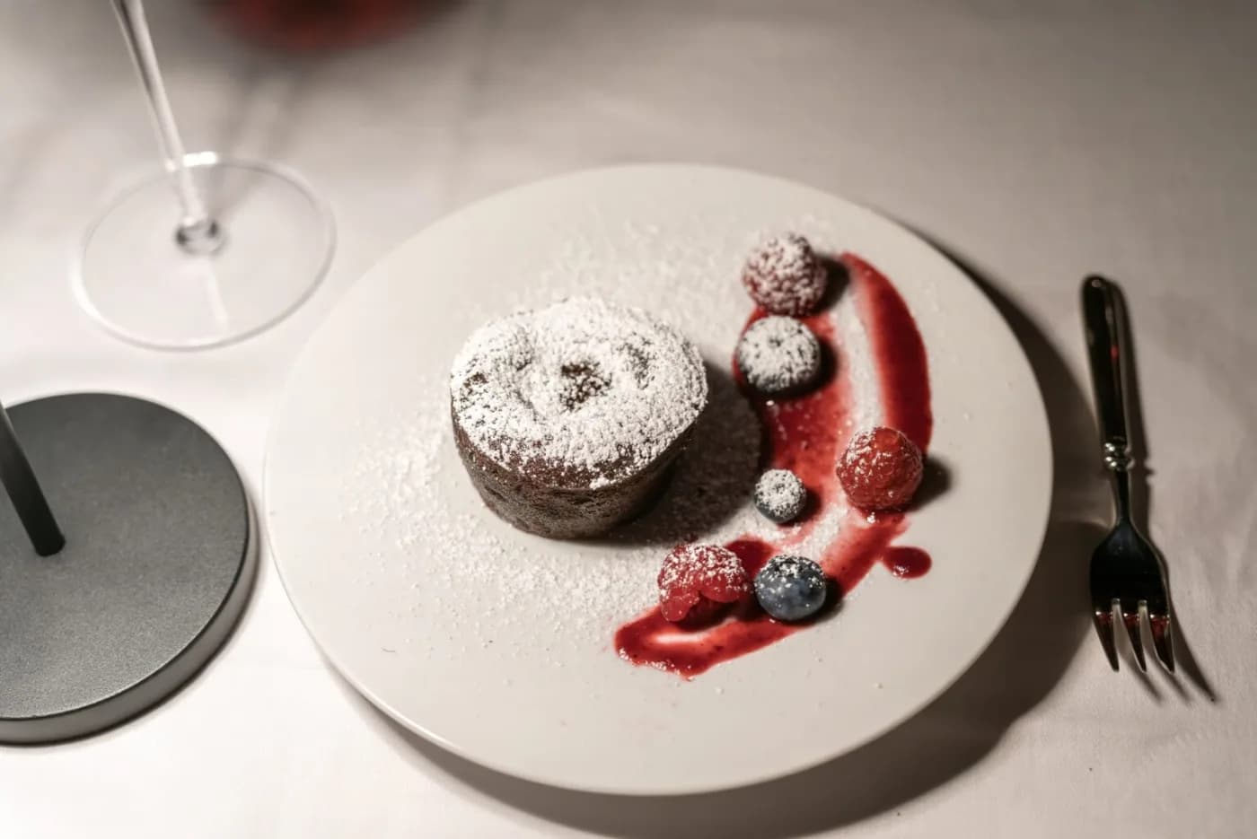 Klassisches Menü – Schokofondant mit flüssigem Kern und frischen Beeren
