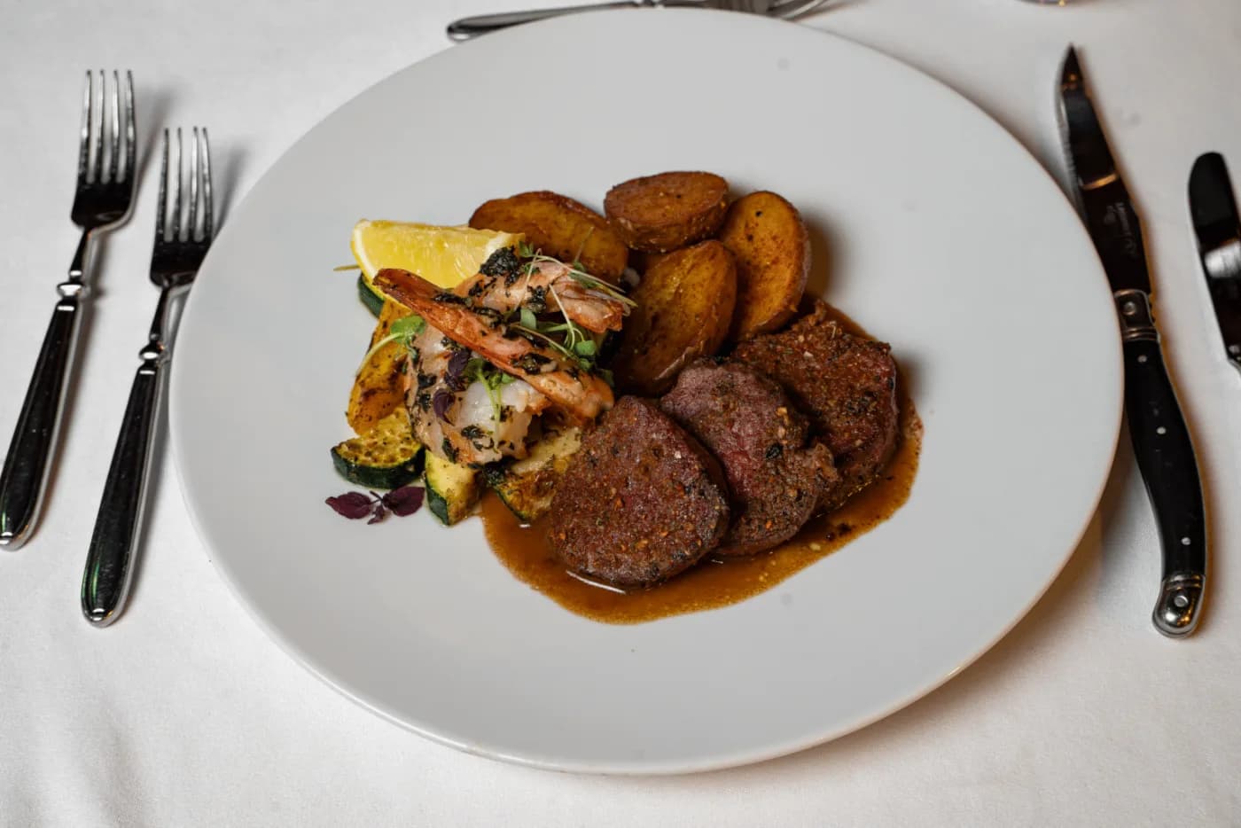 Klassisches Menü – Surf & Turf vom Rinderfilet mit Black Tiger Prawns und saisonalem Gemüse