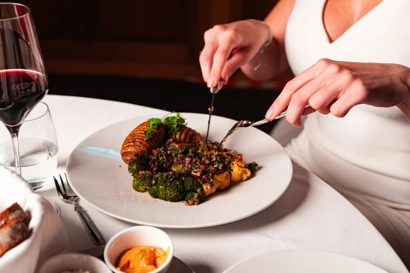 Vegetarisches Menü – Karfiol Steak mit Chimichurri und hausgemachten Chips