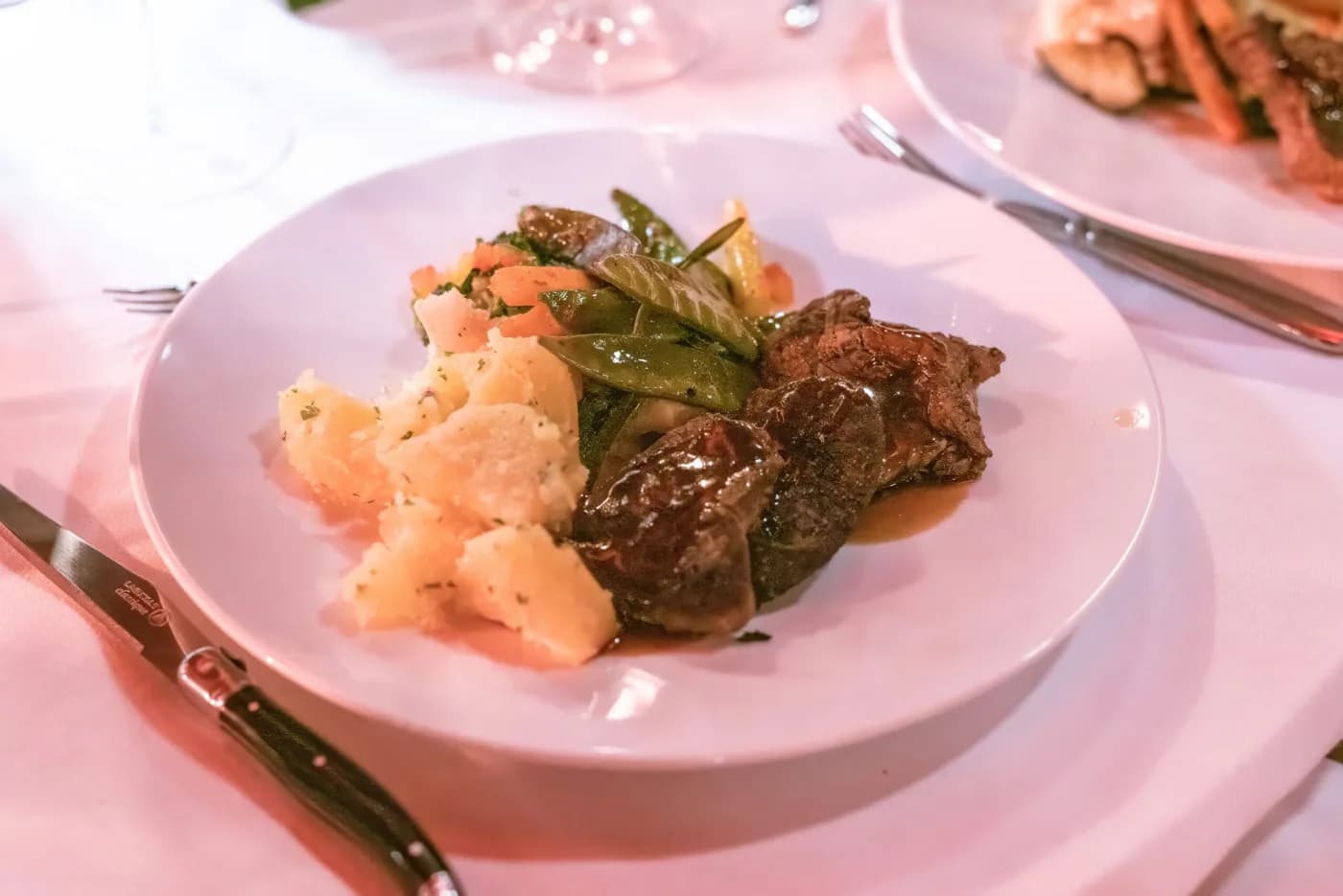 Klassisches Menü – Black Angus Filet Mignon mit saisonalem Gemüse
