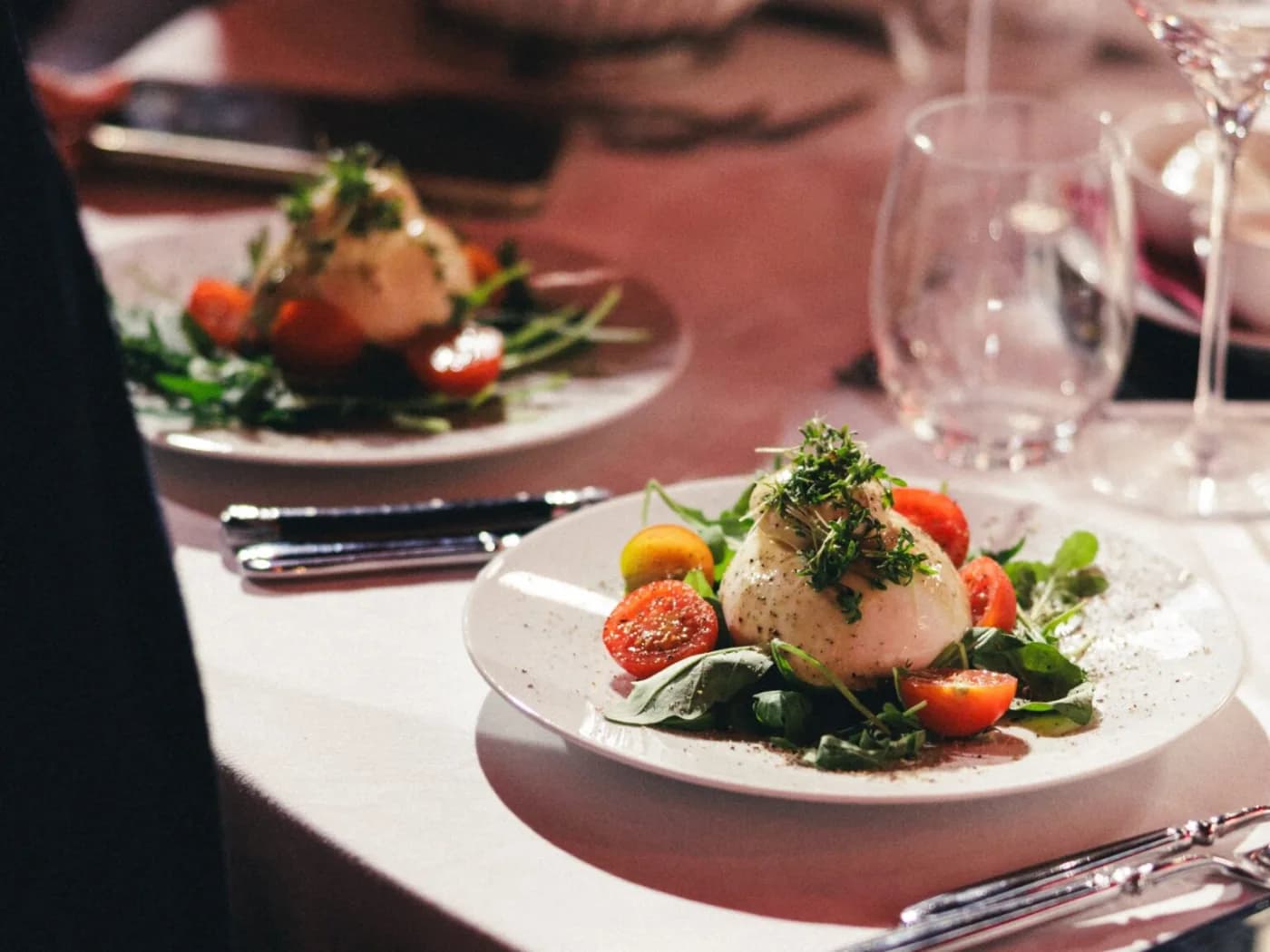 Klassisches Menü – Saftige Burrata mit Kirschtomaten und Rucola