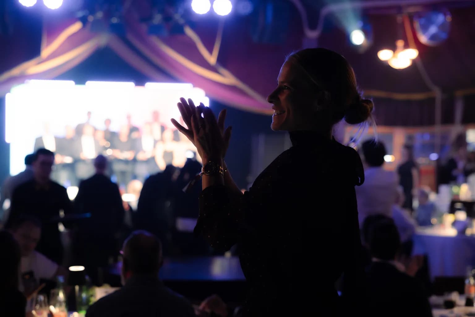 Applaudierender Gast vor der Bühne bei der Geely Brand Launch Night