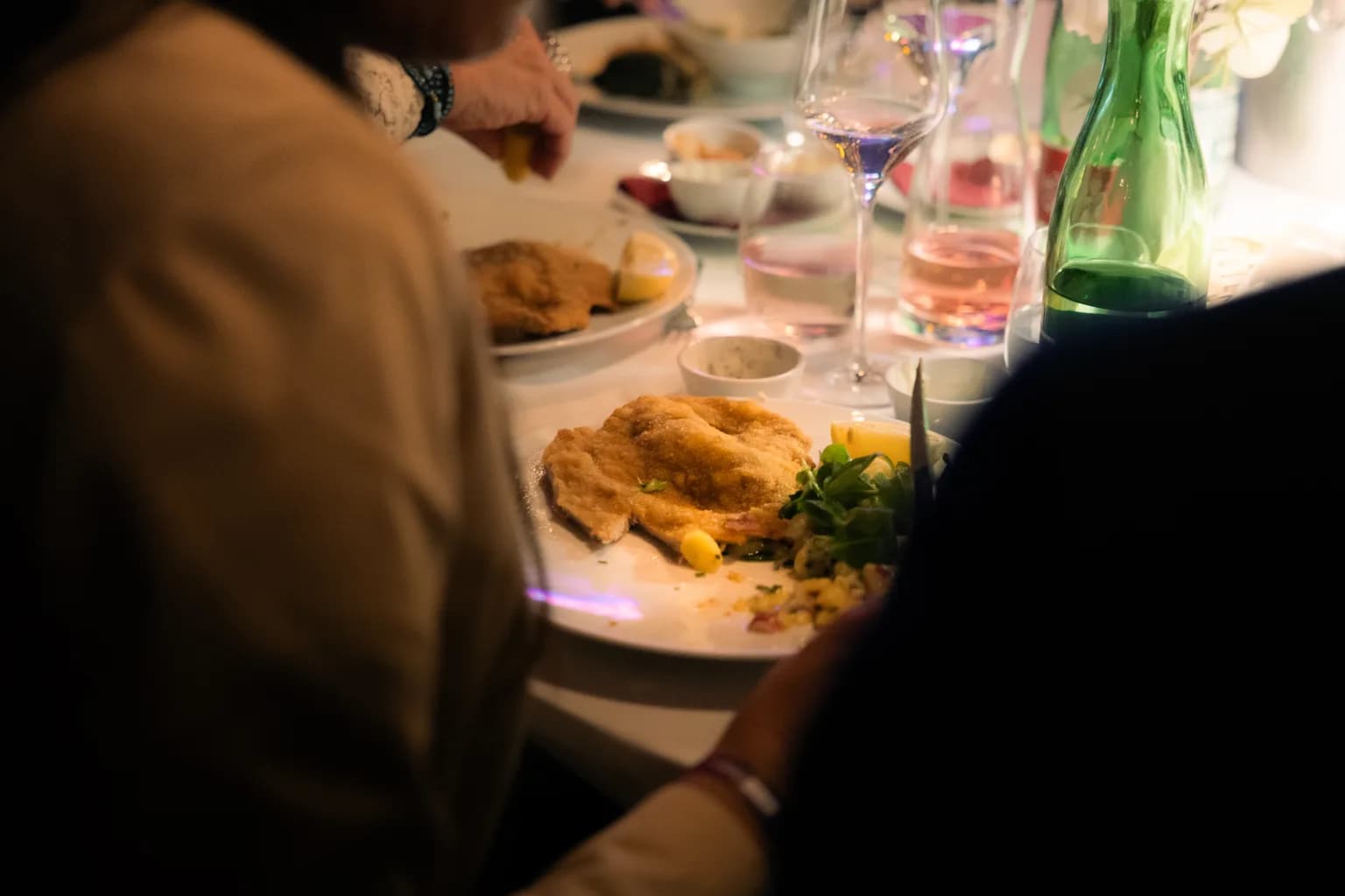 Wiener Schnitzel mit Erdäpfelsalat beim Dinner der Geely Brand Launch Night