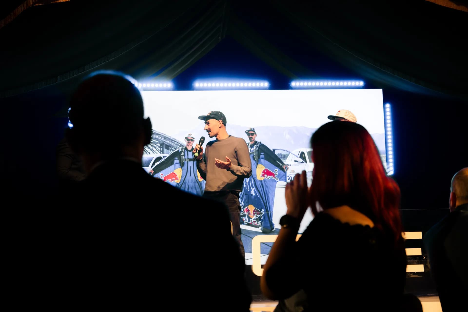 Skydiver Marco Waltenspiel spricht bei der Geely Brand Launch Night im MIRAGE auf der Bühne