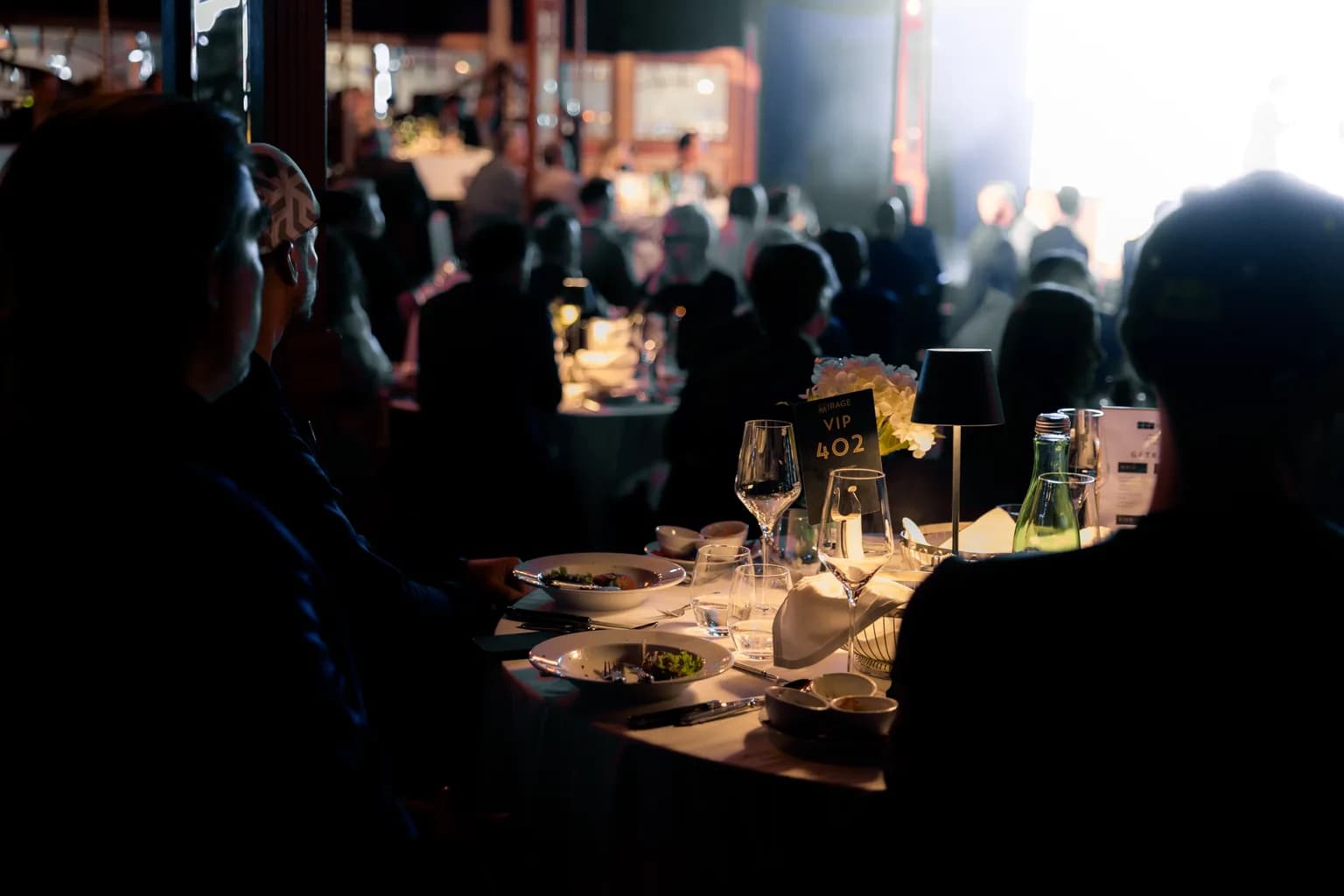 VIP-Tisch mit Gedeck und Weingläsern bei der Geely Brand Launch Night