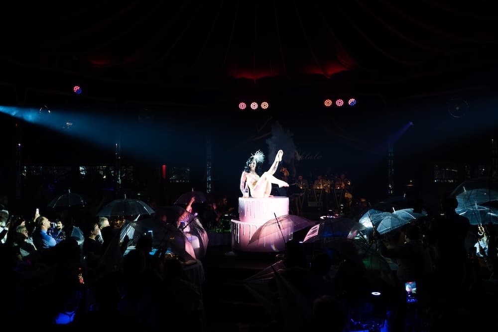 Showmoment auf der Bühne bei Burlesque Ohlala