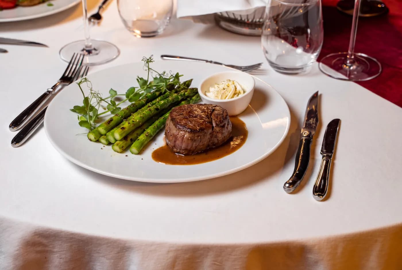 Klassisches Menü – Serviert im eleganten Silberkorb, dazu gesalzene Premium-Butter und hausgemachtes Basilikum-Pesto