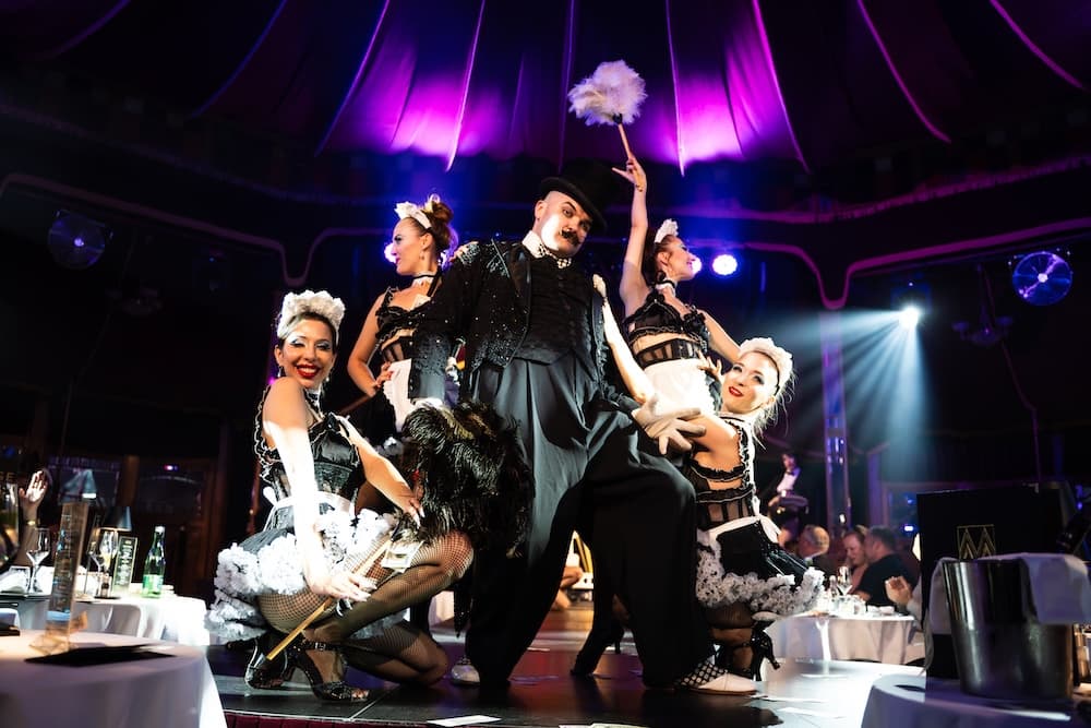 Das Ensemble von Burlesque Ohlala bei der Premiere im MIRAGE